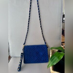 Justin & Taylor Velvet Chevron Crossbody/Clutch HandBag.
Color: Navy Blue